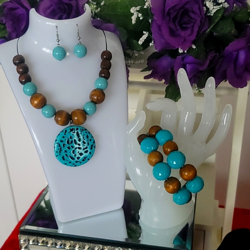 (NWT) Beads Necklace Set